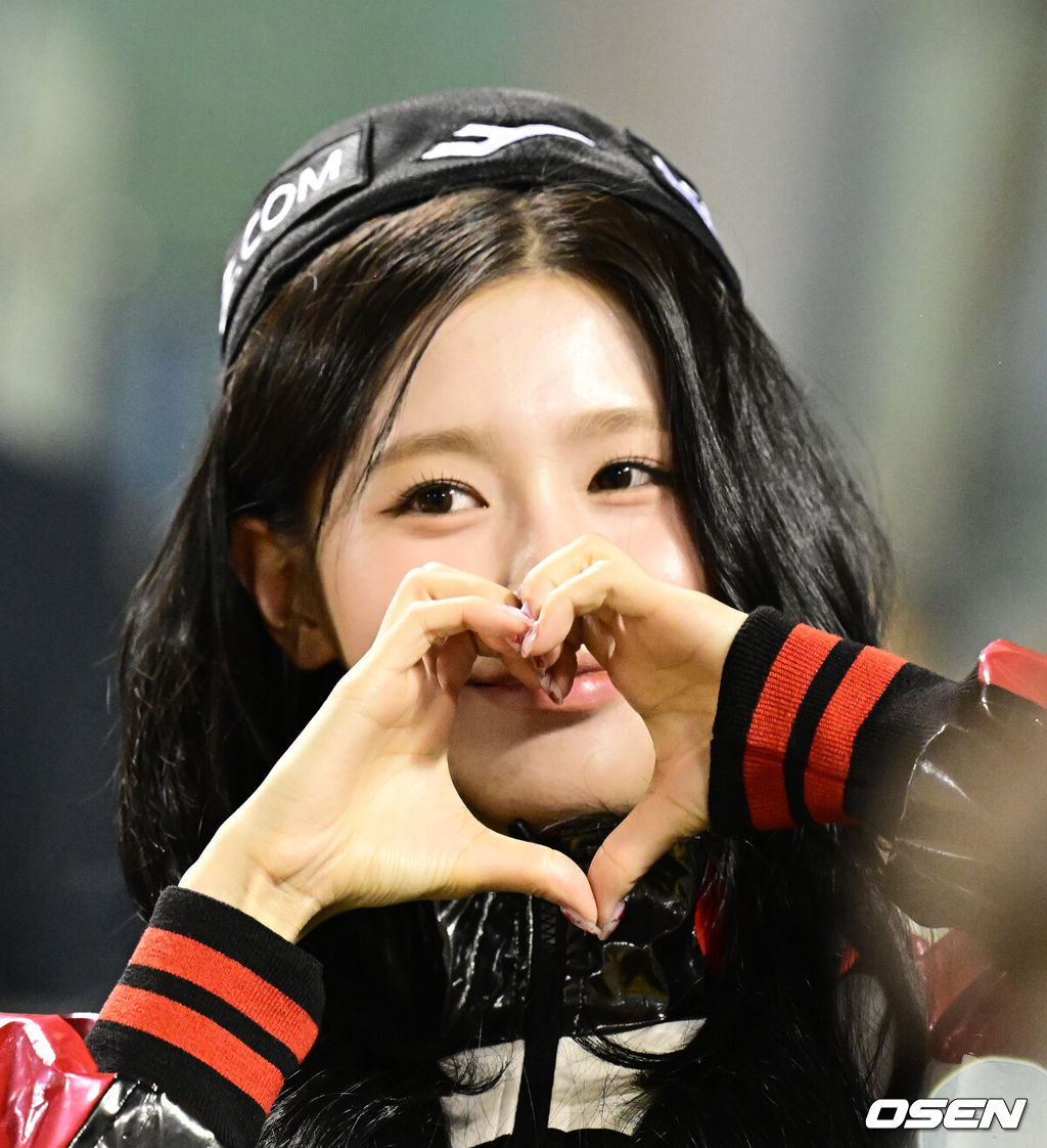 11일 서울 잠실야구장에서 ‘2024 신한 SOL뱅크 KBO 포스트시즌’ 준플레이오프 5차전 LG 트윈스와 KT 위즈의 경기가 열렸다.LG는 임찬규, KT는 엄상백을 선발 투수로 내세웠다.이날 시구를 선보인 (여자)아이들 미연이 경기를 지켜보고 있다. 2024.10.11 / jpnews@osen.co.kr