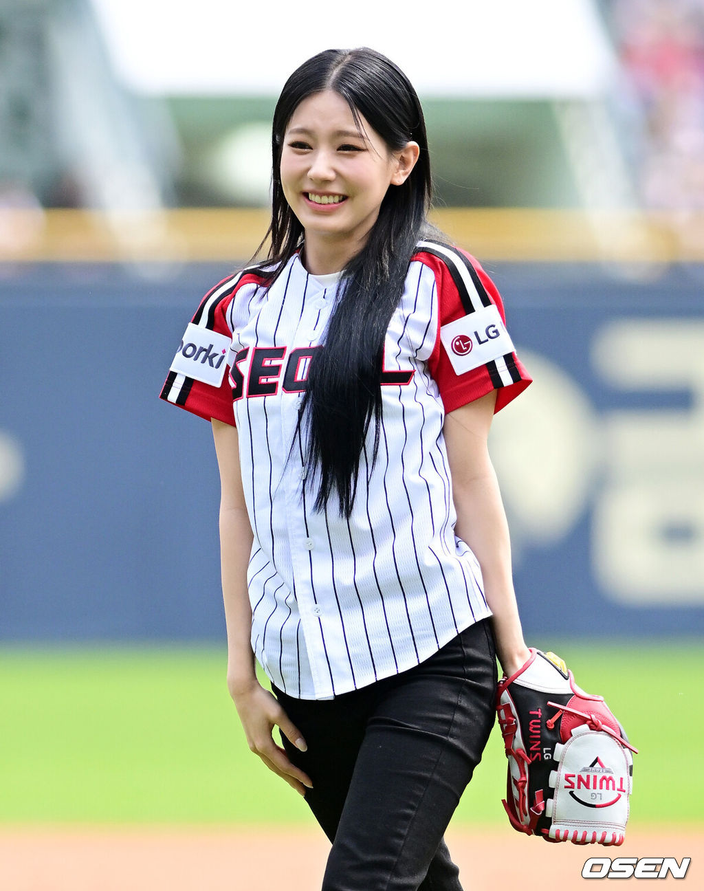 30일 오후 서울 잠실야구장에서 ‘2023 신한은행 SOL KBO리그’ LG 트윈스와 KIA 타이거즈의 경기가 열렸다.여자아이들 미연이 시구를 하고 있다. 2023.04.30 /jpnews@osen.co.kr