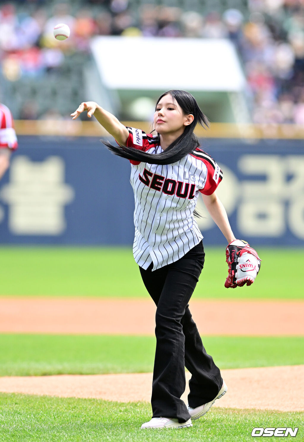 30일 오후 서울 잠실야구장에서 ‘2023 신한은행 SOL KBO리그’ LG 트윈스와 KIA 타이거즈의 경기가 열렸다.여자아이들 미연이 시구를 하고 있다. 2023.04.30 /jpnews@osen.co.kr