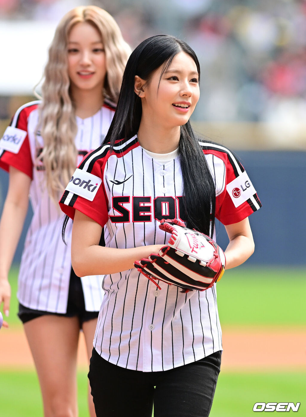 30일 오후 서울 잠실야구장에서 ‘2023 신한은행 SOL KBO리그’ LG 트윈스와 KIA 타이거즈의 경기가 열렸다.여자아이들 미연이 시구를 마치고 미소짓고 있다. 2023.04.30 /jpnews@osen.co.kr