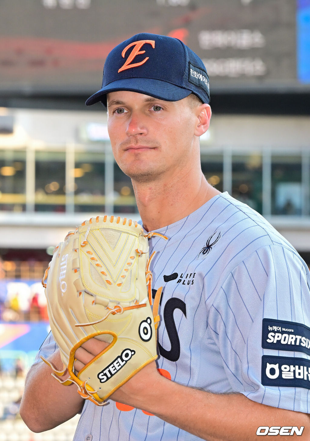 7일 오후 인천 SSG랜더스필드에서 ‘2026 신한 SOL Bank KBO리그' SSG 랜더스와 한화 이글스의 경기가 진행됐다.이날 SSG는 타케다를, 한화는 류현진을 선발투수로 내세웠다.경기 앞두고 화이트 대신 새롭게 합류한 한화 외국인 선수 쿠싱이 포즈를 취하고 있다.   2026.04.07 / soul1014@osen.co.kr