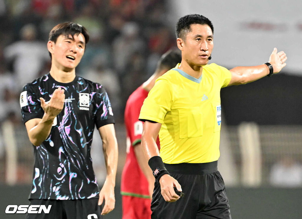 10일(현지시간) 오만 무스카트 술탄 카부스 종합운동장에서 2026 FIFA 북중미 월드컵 아시아지역 3차 예선 B조 조별리그 2차전 대한민국과 오만의 경기가 열렸다.1차전 홈에서 아쉬운 무승부에 그친 홍명보호는 원정으로 펼쳐지는 오만전에서 반드시 승리가 필요하다.전반 마닝 주심이 대한민국의 반칙을 선언하고 있다. 2024.09.10 / rumi@osen.co.kr