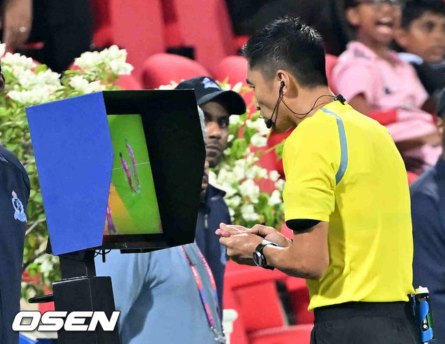 [OSEN=무스카트(오만) 민경훈 기자] 10일(현지시간) 오만 무스카트 술탄 카부스 종합운동장에서 2026 FIFA 북중미 월드컵 아시아지역 3차 예선 B조 조별리그 2차전 대한민국과 오만의 경기가 열렸다.1차전 홈에서 아쉬운 무승부에 그친 홍명보호는 원정으로 펼쳐지는 오만전에서 반드시 승리가 필요하다.후반 마닝 주심이 대한민국 손흥민의 페널티킥 상황을 비디오 판독 하고 있다. 2024.09.10 / rumi@osen.co.kr