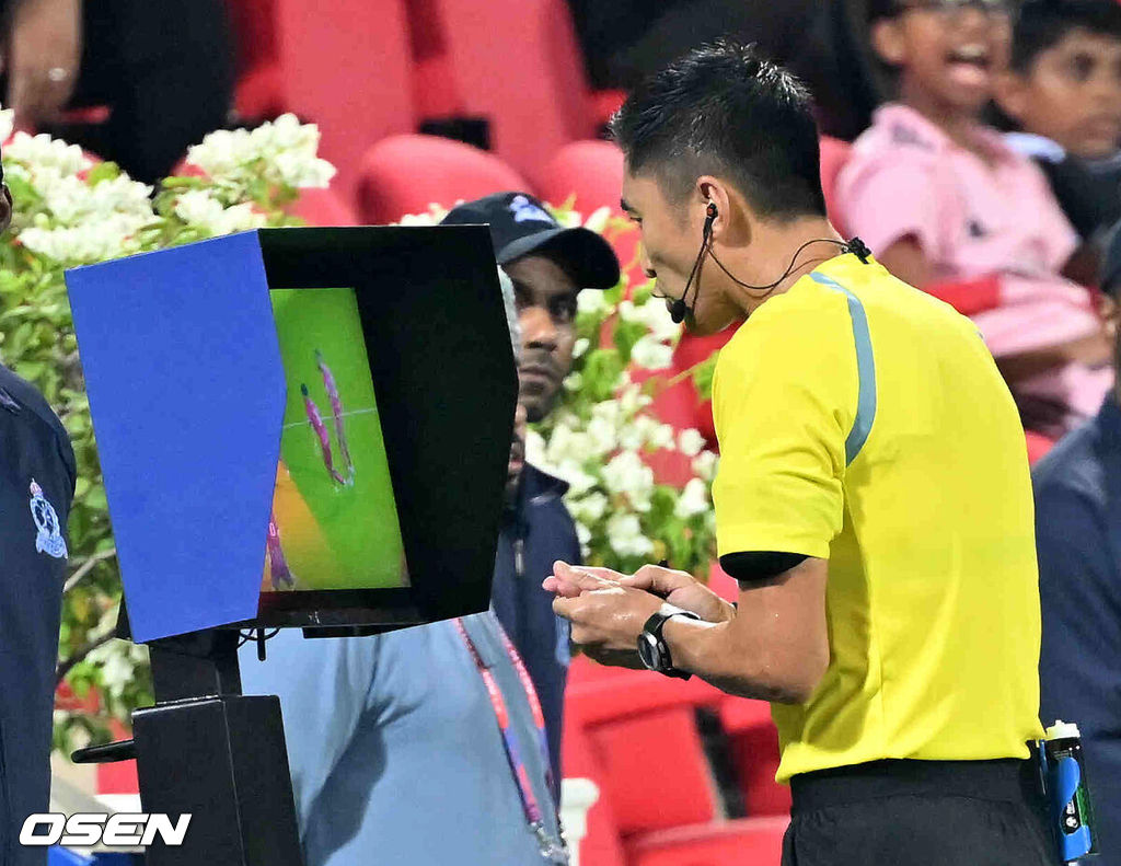 10일(현지시간) 오만 무스카트 술탄 카부스 종합운동장에서 2026 FIFA 북중미 월드컵 아시아지역 3차 예선 B조 조별리그 2차전 대한민국과 오만의 경기가 열렸다.1차전 홈에서 아쉬운 무승부에 그친 홍명보호는 원정으로 펼쳐지는 오만전에서 반드시 승리가 필요하다.후반 마닝 주심이 대한민국 손흥민의 페널티킥 상황을 비디오 판독 하고 있다. 2024.09.10 / rumi@osen.co.kr