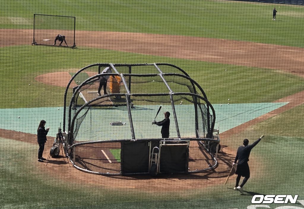 LG 트윈스 홍창기와 이재원이 12일 잠실구장에서 SSG 랜더스와 경기에 앞서 특타 훈련을 하고 있다. /orange@osen.co.kr