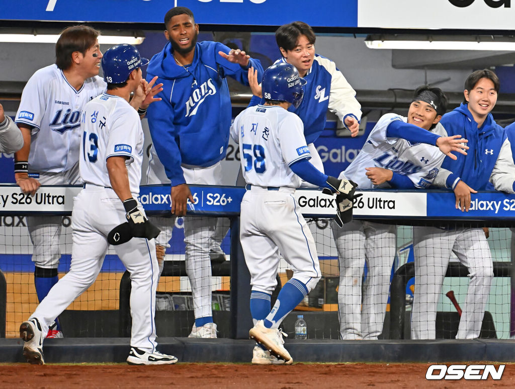 10일 대구삼성라이온즈파크에서 2026 신한 SOL KBO 리그 삼성 라이온즈와 NC 다이노스의 경기가 열렸다. 홈팀 삼성은 후라도가, 방문팀 NC는 구창모가 선발 출전했다. 삼성 라이온즈 김지찬과 이승규가 8회말 2사 만루 박승규의 중견수 뒤 싹쓸이 3루타에 득점을 올리고 하이파이브를 하고 있다. 2026.04.10 / foto0307@osen.co.kr