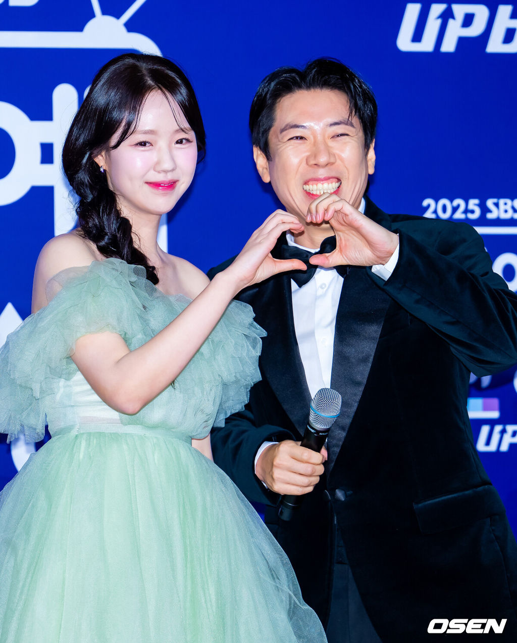 30일 오후 서울 마포구 상암 SBS 프리즘타워에서 ‘2025 SBS 연예대상’ 포토월 행사가 열렸다.올해 대상 후보는 유재석, 전현무, 탁재훈, 신동엽, 이상민, 서장훈, 지석진이 올라 대상을 두고 치열한 경쟁을 펼친다.'런닝맨'의 지예은, 양세찬이 레드카펫을 밟으며 포즈를 취하고 있다. 2025.12.30 /rumi@osen.co.kr