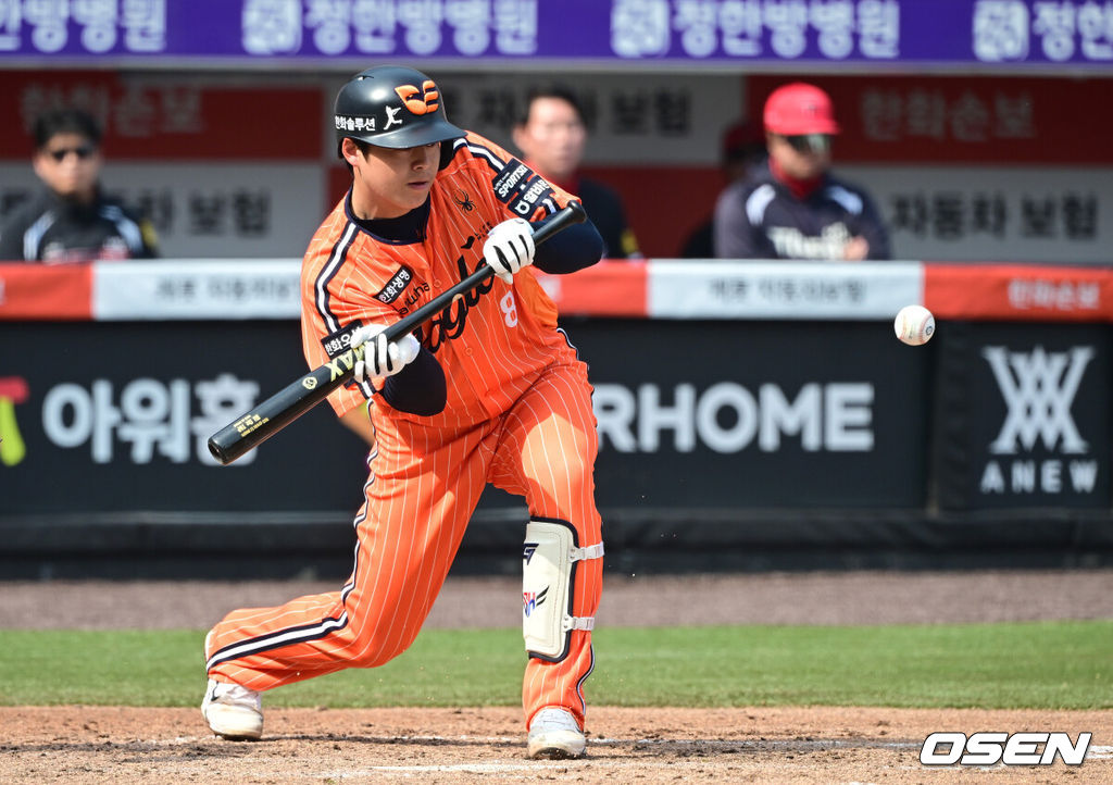 11일 대전 한화생명볼파크에서 ‘2026 신한 SOL KBO리그’ 한화 이글스와 KIA 타이거즈의 경기가 열렸다.홈팀 한화는 왕옌청, 방문팀 KIA는 이의리를 선발로 내세웠다. 4회말 무사 1, 2루 상황 한화 노시환이 희생번트를 대고 있다. 2026.04.11 / dreamer@osen.co.kr