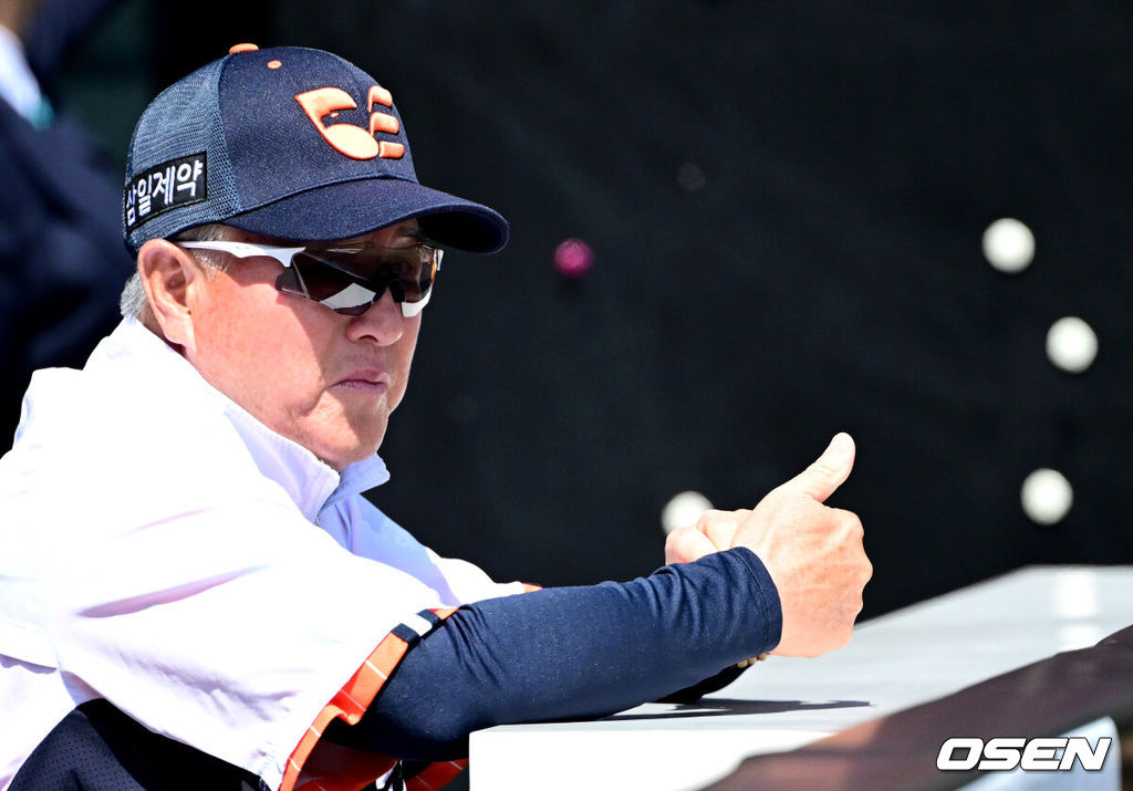 12일 대전 한화생명볼파크에서 ‘2026 신한 SOL KBO리그’ 한화 이글스와 KIA 타이거즈의 경기가 열린다.홈팀 한화는 잭 쿠싱, 방문팀 KIA는 애덤 올러를 선발로 내세운다. 경기를 앞두고 한화 김경문 감독이 선수들의 훈련을 주시하고 있다. 2026.04.12 / dreamer@osen.co.kr