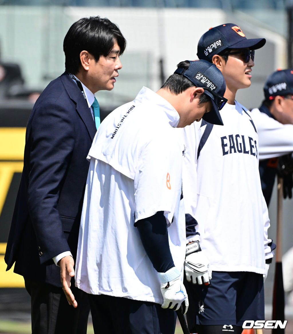12일 대전 한화생명볼파크에서 ‘2026 신한 SOL KBO리그’ 한화 이글스와 KIA 타이거즈의 경기가 열린다.홈팀 한화는 잭 쿠싱, 방문팀 KIA는 애덤 올러를 선발로 내세운다. 경기를 앞두고 한화 노시환과 정민철 해설위원이 인사를 나누고 있다. 2026.04.12 / dreamer@osen.co.kr