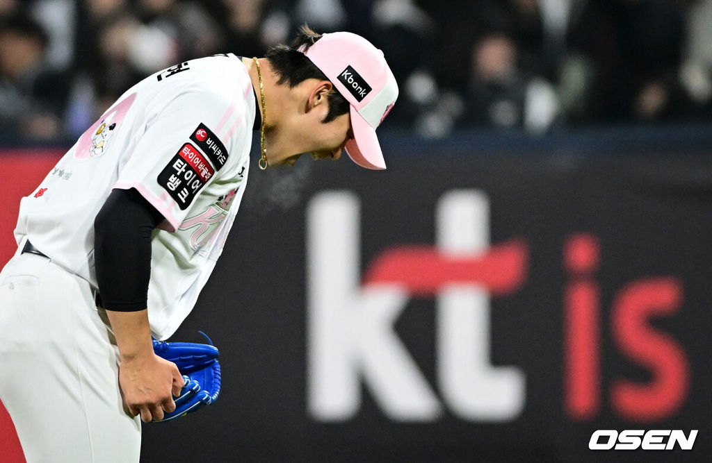 마법사군단이 천신만고 끝 연패를 끊었다. KT 위즈는 11일 수원KT위즈파크에서 열린 2026 신한 SOL KBO리그 두산 베어스와의 시즌 2차전에서 6-4로 승리했다. 9회초 2사에서 KT 박영현이 정수빈을 외야 플라이로 돌려세운 뒤 포효하고 있다. 2026.04.11 /cej@osen.co.kr