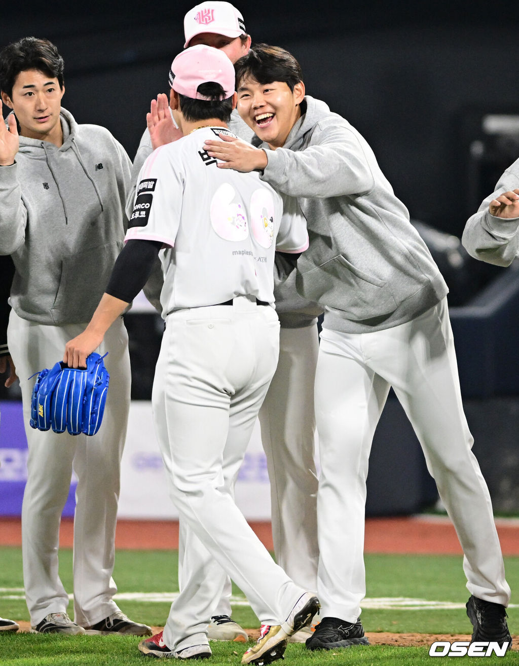 마법사군단이 천신만고 끝 연패를 끊었다. KT 위즈는 11일 수원KT위즈파크에서 열린 2026 신한 SOL KBO리그 두산 베어스와의 시즌 2차전에서 6-4로 승리했다. 경기 종료 후 KT 소형준이 박영현과 승리를 기뻐하고 있다. 2026.04.11 /cej@osen.co.kr