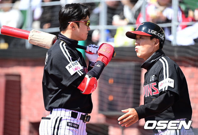 [OSEN=인천, 최규한 기자] 19일 인천 SSG랜더스필드에서 ‘2026 신한 SOL KBO리그’ 시범경기 SSG 랜더스와 LG 트윈스 경기가 열렸다. LG 박해민이 정수성 코치와 대화를 나누고 있다. 2026.03.19 / dreamer@osen.co.kr