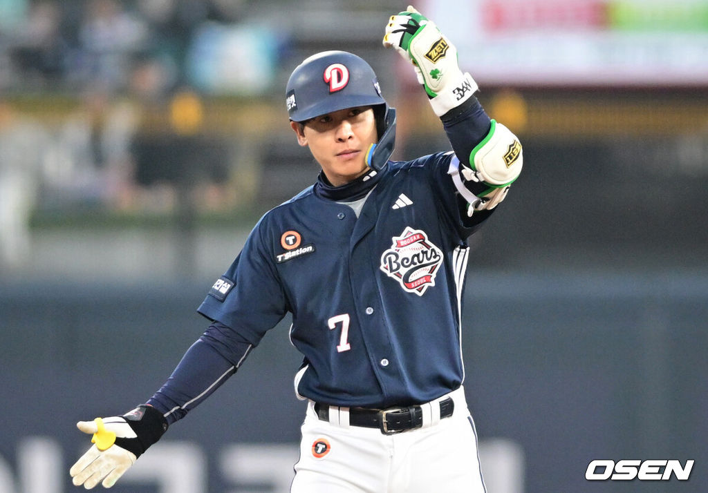 11일 경기도 수원 KT위즈파크에서 2026 신한 SOL KBO리그 KT 위즈와 두산 베어스의 경기가 열렸다.이날 KT는 소형준, 두산은 잭로그를 선발투수로 내세웠다.7회초 2사 2루에서 두산 박찬호가 1타점 2루타를 날린 뒤 기뻐하고 있다. 2026.04.11 /cej@osen.co.kr