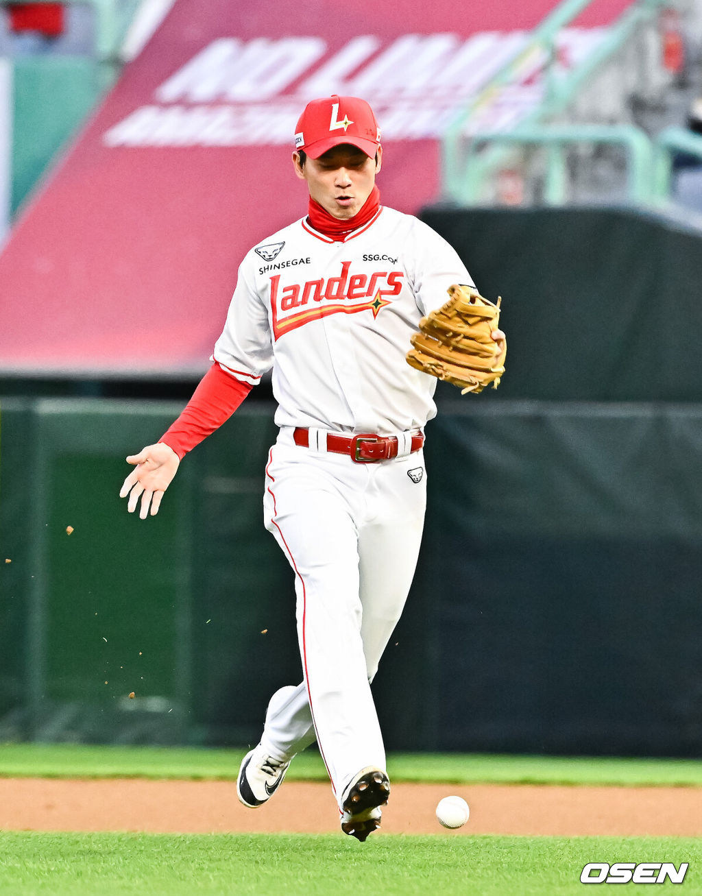 7일 오후 인천 SSG랜더스필드에서 ‘2026 신한 SOL Bank KBO리그' SSG 랜더스와 한화 이글스의 경기가 진행됐다.이날 SSG는 타케다를, 한화는 류현진을 선발투수로 내세웠다.2회초 2사 1루 한화 최재훈의 내야뜬공때 안상현 2루수가 포구 실책하고 있다. 2026.04.07 / soul1014@osen.co.kr