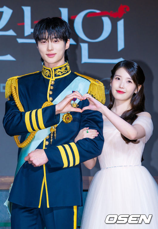 [OSEN=민경훈 기자] 6일 오후 서울 강남구 조선 팰리스 서울 강남 더 그레이트홀에서 MBC 새 금토드라마 '21세기 대군부인'(극본 유지원/연출 박준화, 배희영) 제작발표회가 열렸다.'21세기 대군부인'은 21세기 입헌군주제 대한민국을 배경으로 모든 걸 가진 재벌이지만 신분이 평민이라 짜증스러운 여자 성희주(아이유 분)와 왕의 아들이지만 아무것도 가질 수 없어 슬픈 남자 이안대군(변우석 분)의 운명 개척 신분 타파 로맨스를 담은 드라마다.배우 변우석과 아이유가 포즈를 취하고 있다. 2026.04.06 / rumi@osen.co.kr