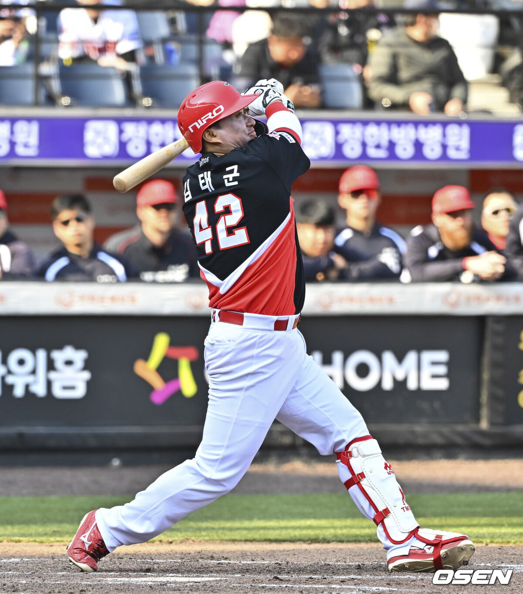 20일 오후 대전 한화생명볼파크에서 2026 신한 SOL KBO 리그 시범경기 한화 이글스와 KIA 타이거즈의 경기를 진행됐다.전날 한화는 4-5로 끌려가다 9회말 허인서의 동점 홈런과 김태연의 끝내기 홈런으로 7-5 역전승을 거두고 2연패를 끊었다.8회초 1사 만루 KIA 김태군이 희생플라이를 날리고 있다.    2026.03.20 / soul1014@osen.co.kr