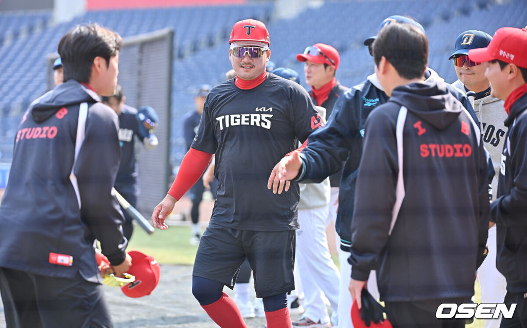 16일 창원NC파크에서 2026 신한 SOL KBO 리그 시범경기 NC 다이노스와 KIA 타이거즈의 경기가 열린다. 지난 12일 시작된 시범경기는 24일까지 진행되며, 각 팀이 12경기씩 총 60경기가 펼쳐진다.KIA 타이거즈 김태군이 NC 다이노스 선수단과 인사를 하고 있다. 2026.03.16 / foto0307@osen.co.kr