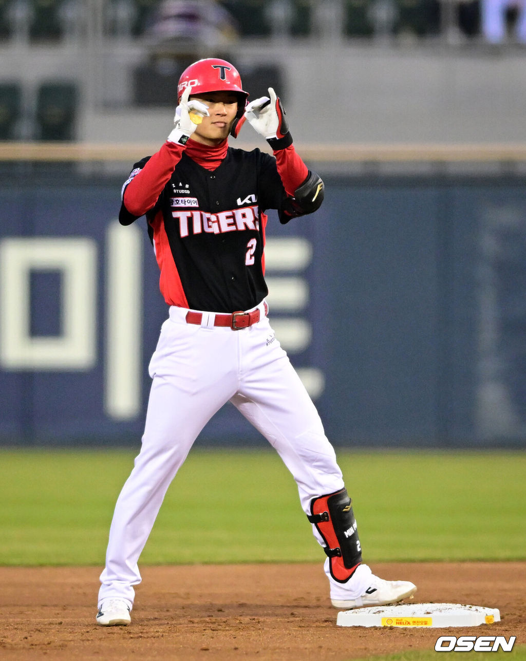 2일 서울 잠실야구장에서 2026 신한 SOL KBO리그 LG 트윈스와 KIA 타이거즈의 경기가 열렸다. 이날 LG는 웰스, KIA는 김태형을 선발로 내세웠다. 2회초 2사 2루에서 KIA 박민이 선제 적시타를 날린 뒤 실책을 틈타 2루를 밟고 있다. 2026.04.02 /cej@osen.co.kr