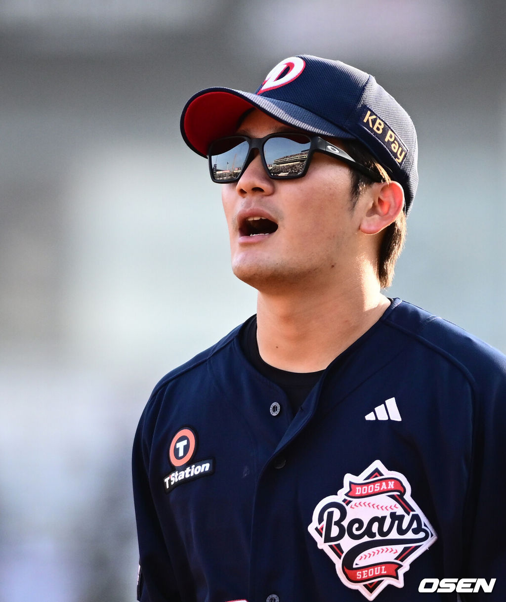 11일 경기도 수원 KT위즈파크에서 2026 신한 SOL KBO리그 KT 위즈와 두산 베어스의 경기가 열렸다.이날 KT는 소형준, 두산은 잭로그를 선발투수로 내세웠다.3회말 무사 2,3루에서 KT 배정대가 선제 적시타를 날리자 전 타석에서 송구 실책으로 주자들의 진루를 허용한 두산 안재석이 아쉬워하고 있다. 2026.04.11 /cej@osen.co.kr