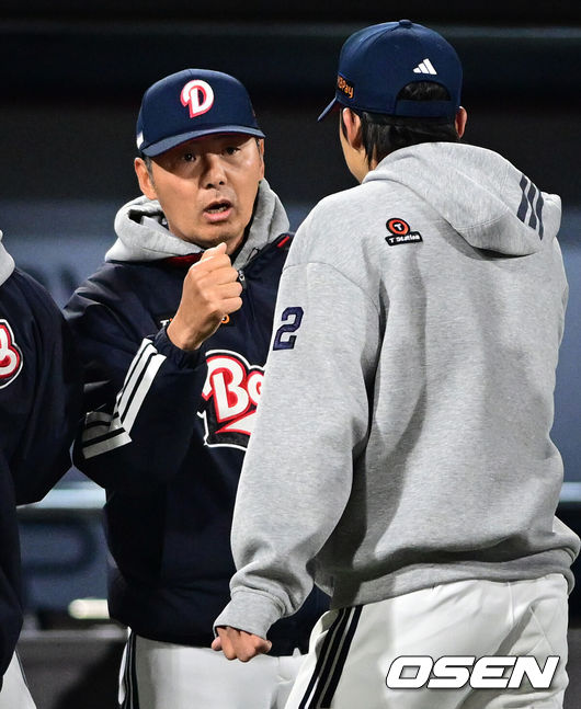 [OSEN=수원, 조은정 기자]두산이 불펜 악몽을 딛고 우여곡절 끝 시즌 첫 연승을 달성했다.프로야구 두산 베어스는 10일 수원KT위즈파크에서 열린 2026 신한 SOL KBO리그 KT 위즈와의 시즌 첫 맞대결에서 연장 11회 접전 끝 8-7 진땀승을 거뒀다.두산 김민석이 김원형 감독과 승리를 기뻐하고 있다. 2026.04.10 /cej@osen.co.kr