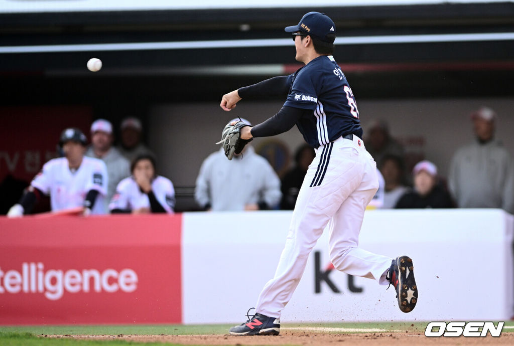 11일 경기도 수원 KT위즈파크에서 2026 신한 SOL KBO리그 KT 위즈와 두산 베어스의 경기가 열렸다.이날 KT는 소형준, 두산은 잭로그를 선발투수로 내세웠다.3회말 무사 1루에서 두산 3루수 안재석이 KT 이강민의 번트에 송구실책을 범하고 있다. 2026.04.11 /cej@osen.co.kr