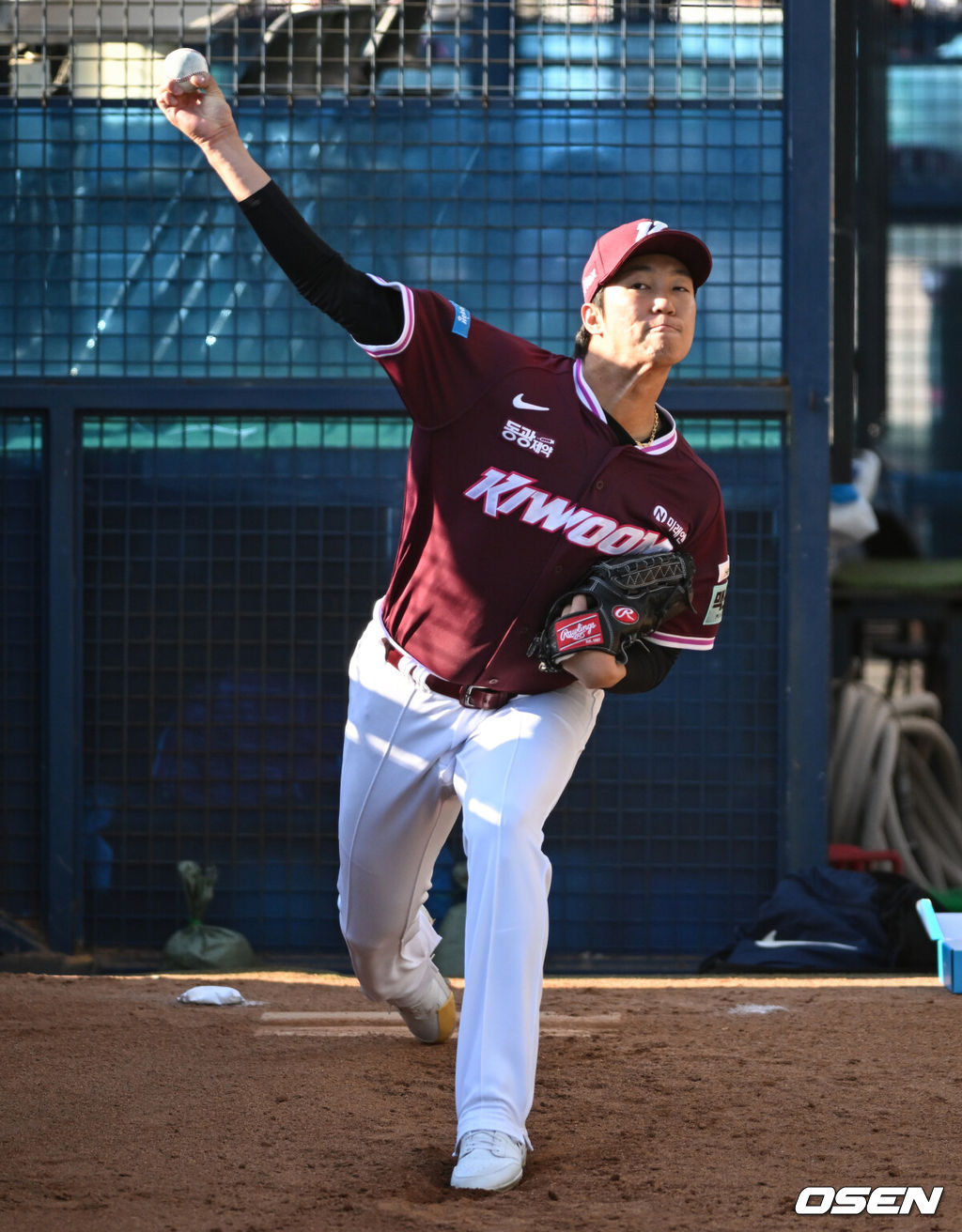 7일 서울 잠실야구장에서 '2026 신한 SOL Bank KBO리그' 키움 히어로즈와 두산 베어스의 경기가 열린다.이날 두산은 최승용, 키움은 배동현을 선발로 내세웠다.경기 전 키움 안우진이 불펜피칭을 하고 있다. 2026.04.07 /cej@osen.co.kr
