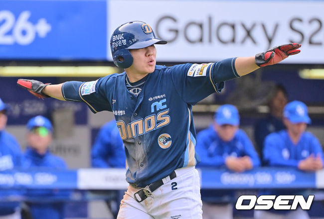 [OSEN=대구, 이석우 기자] 11일 대구삼성라이온즈파크에서 2026 신한 SOL KBO 리그 삼성 라이온즈와 NC 다이노스의 경기가 열렸다. 홈팀 삼성은 오러클린이, 방문팀 NC는 테일러가 선발 출전했다. NC 다이노스 박민우가 1회초 2사 1,3루 이중 도루를 시도해 득점을 올린 후 세리머니를 하고 있다. 2026.04.11 / foto0307@osen.co.kr