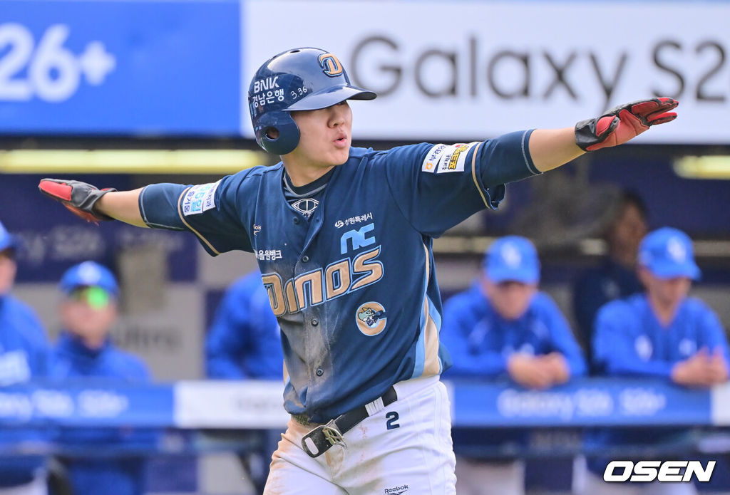 11일 대구삼성라이온즈파크에서 2026 신한 SOL KBO 리그 삼성 라이온즈와 NC 다이노스의 경기가 열렸다. 홈팀 삼성은 오러클린이, 방문팀 NC는 테일러가 선발 출전했다. NC 다이노스 박민우가 1회초 2사 1,3루 이중 도루를 시도해 득점을 올린 후 세리머니를 하고 있다. 2026.04.11 / foto0307@osen.co.kr