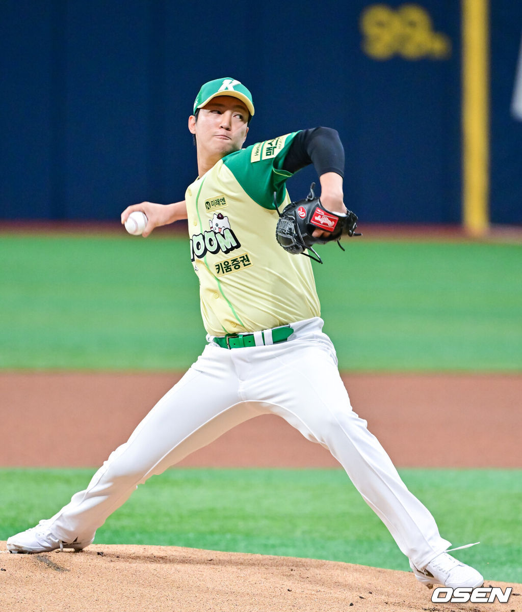 12일 서울 고척스카이돔에서 ‘2026 신한은행 SOL Bank KBO리그’ 키움 히어로즈와 롯데 자이언츠의 경기가 열렸다.이날 키움은 안우진을, 롯데는 박세웅을 선발투수로 내세웠다. 1회초 키움 선발투수 안우진이 역투하고 있다. 2026.04.12 / soul1014@osen.co.kr