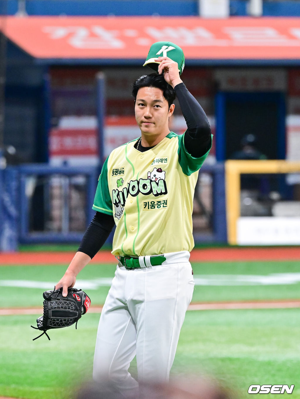 12일 서울 고척스카이돔에서 ‘2026 신한은행 SOL Bank KBO리그’ 키움 히어로즈와 롯데 자이언츠의 경기가 열렸다.이날 키움은 안우진을, 롯데는 박세웅을 선발투수로 내세웠다. 1회초 키움 선발투수 안우진이 이닝종료후 팬들에게 인사를 하고 있다. 2026.04.12 / soul1014@osen.co.kr