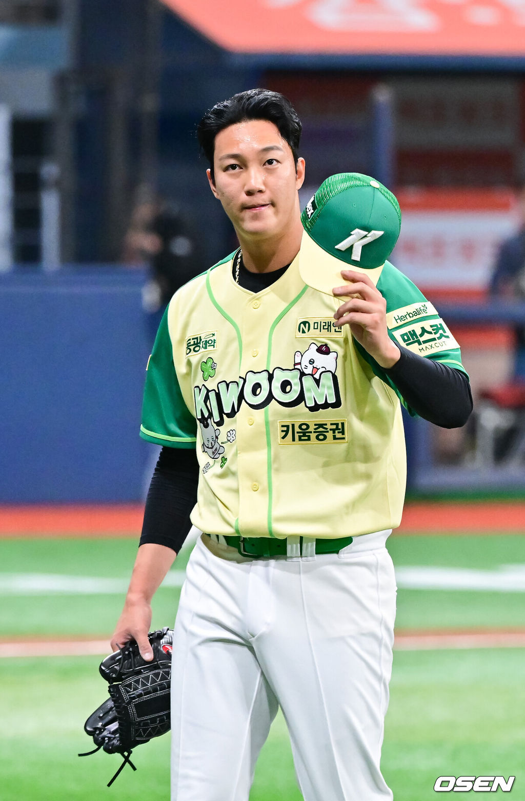 12일 서울 고척스카이돔에서 ‘2026 신한은행 SOL Bank KBO리그’ 키움 히어로즈와 롯데 자이언츠의 경기가 열렸다.이날 키움은 안우진을, 롯데는 박세웅을 선발투수로 내세웠다. 1회초 키움 선발투수 안우진이 이닝종료후 팬들에게 인사를 하고 있다. 2026.04.12 / soul1014@osen.co.kr