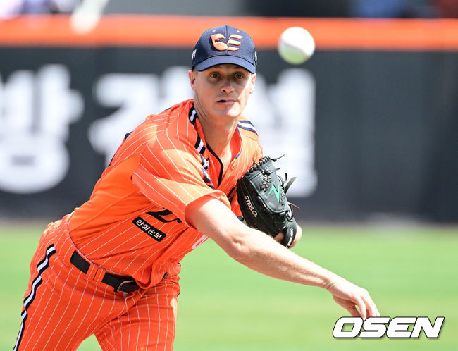 [OSEN=대전, 최규한 기자] 12일 대전 한화생명볼파크에서 ‘2026 신한 SOL KBO리그’ 한화 이글스와 KIA 타이거즈의 경기가 열렸다.홈팀 한화는 잭 쿠싱, 방문팀 KIA는 애덤 올러를 선발로 내세웠다. 1회초 한화 선발 잭 쿠싱이 힘차게 공을 뿌리고 있다. 2026.04.12 / dreamer@osen.co.kr