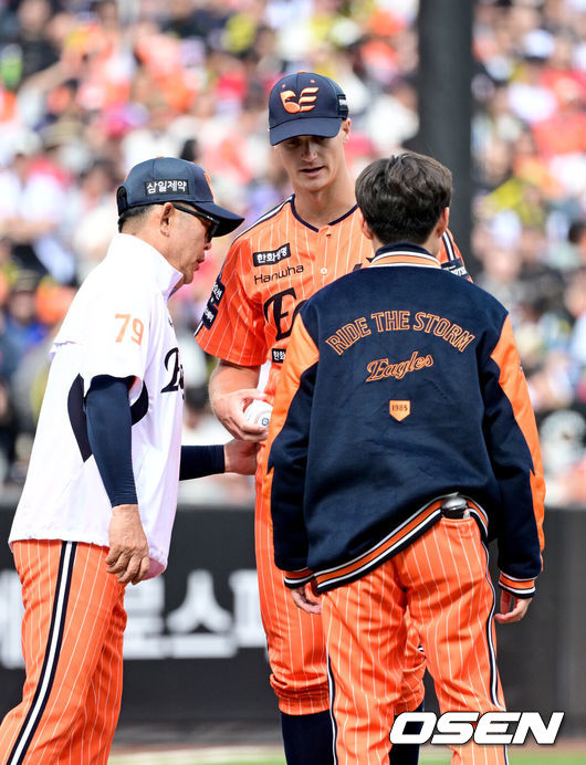 [OSEN=대전, 최규한 기자] 12일 대전 한화생명볼파크에서 ‘2026 신한 SOL KBO리그’ 한화 이글스와 KIA 타이거즈의 경기가 열렸다.홈팀 한화는 잭 쿠싱, 방문팀 KIA는 애덤 올러를 선발로 내세웠다. 4회초 무사 1루 상황 한화 선발 잭 쿠싱이 마운드를 내려가고 있다. 2026.04.12 / dreamer@osen.co.kr