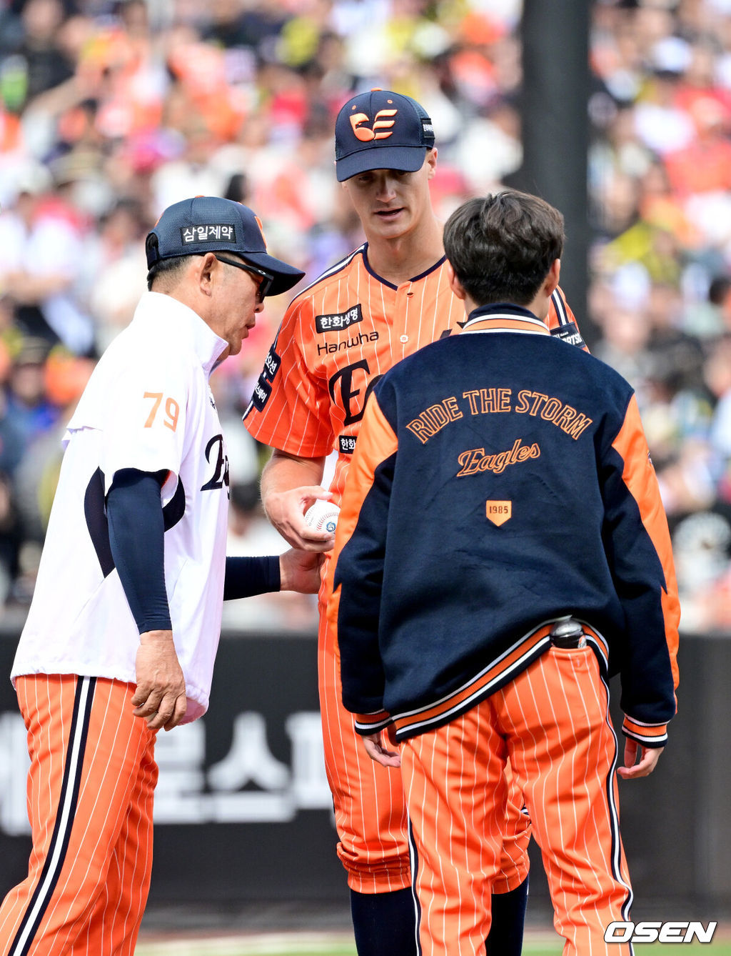 12일 대전 한화생명볼파크에서 ‘2026 신한 SOL KBO리그’ 한화 이글스와 KIA 타이거즈의 경기가 열렸다.홈팀 한화는 잭 쿠싱, 방문팀 KIA는 애덤 올러를 선발로 내세웠다. 4회초 무사 1루 상황 한화 선발 잭 쿠싱이 마운드를 내려가고 있다. 2026.04.12 / dreamer@osen.co.kr