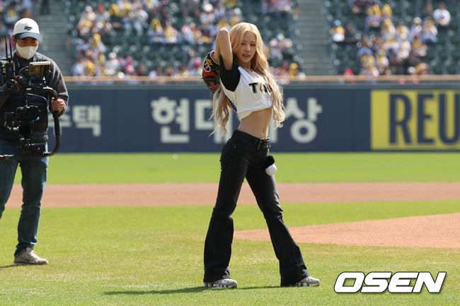 걸그룹 아이들의 미연이 12일 잠실구장에서 열린 SSG 랜더스와 LG 트윈스의 경기에 앞서 시구를 하고 있다. / LG 트윈스 제공