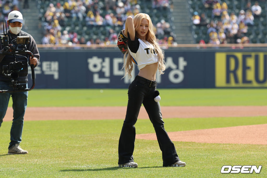걸그룹 아이들의 미연이 12일 잠실구장에서 열린 SSG 랜더스와 LG 트윈스의 경기에 앞서 시구를 하고 있다. / LG 트윈스 제공