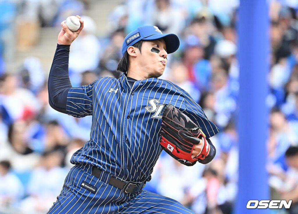 12일 대구삼성라이온즈파크에서 2026 신한 SOL KBO 리그 삼성 라이온즈와 NC 다이노스의 경기가 열렸다. 홈팀 삼성은 원태인이, 방문팀 NC는 토다가 선발 출전했다. 삼성 라이온즈 선발 투수 원태인이 역투하고 있다. 2026.04.12 / foto0307@osen.co.kr