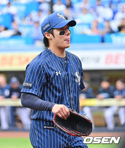 [OSEN=대구, 이석우 기자] 12일 대구삼성라이온즈파크에서 2026 신한 SOL KBO 리그 삼성 라이온즈와 NC 다이노스의 경기가 열렸다. 홈팀 삼성은 원태인이, 방문팀 NC는 토다가 선발 출전했다. 삼성 라이온즈 원태인이 4회초 교체되며 아쉬운 듯한 표정을 짓고 있다. 2026.04.12 / foto0307@osen.co.kr