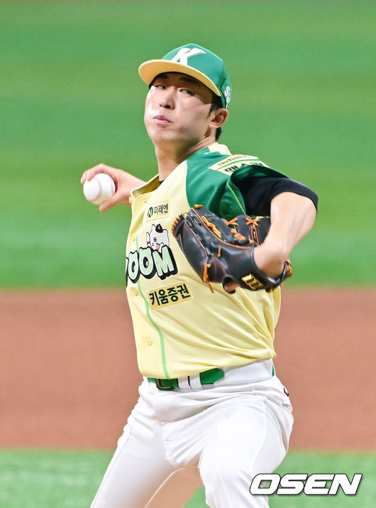 [OSEN=고척, 박준형 기자] 12일 서울 고척스카이돔에서 ‘2026 신한은행 SOL Bank KBO리그’ 키움 히어로즈와 롯데 자이언츠의 경기가 열렸다.이날 키움은 안우진을, 롯데는 박세웅을 선발투수로 내세웠다.&nbsp;3회초 키움 배동현 투수가 역투하고 있다.  2026.04.12 / soul1014@osen.co.kr