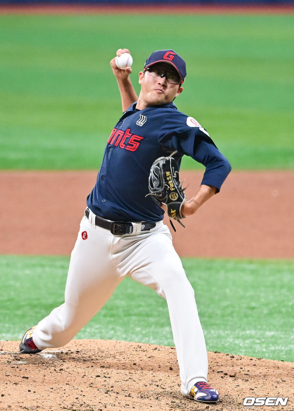 12일 서울 고척스카이돔에서 ‘2026 신한은행 SOL Bank KBO리그’ 키움 히어로즈와 롯데 자이언츠의 경기가 열렸다.이날 키움은 안우진을, 롯데는 박세웅을 선발투수로 내세웠다. 2회말 롯데 선발투수 박세웅이 역투하고 있다. 2026.04.12 / soul1014@osen.co.kr