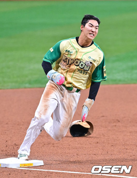 [OSEN=고척, 박준형 기자] 12일 서울 고척스카이돔에서 ‘2026 신한은행 SOL Bank KBO리그’ 키움 히어로즈와 롯데 자이언츠의 경기가 열렸다.이날 키움은 안우진을, 롯데는 박세웅을 선발투수로 내세웠다.&nbsp;3회말 2사 1루 키움 안치홍의 1타점 적시 2루타때 1루 주자 이주형이 홈쇄도하고 있다.     2026.04.12 / soul1014@osen.co.kr