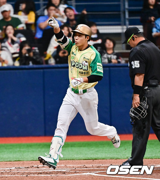 [OSEN=고척, 박준형 기자] 12일 서울 고척스카이돔에서 ‘2026 신한은행 SOL Bank KBO리그’ 키움 히어로즈와 롯데 자이언츠의 경기가 열렸다.이날 키움은 안우진을, 롯데는 박세웅을 선발투수로 내세웠다.&nbsp;1회말 키움 선두타자 이주형이 솔로홈런을 날린뒤 홈을 밟고 있다.      2026.04.12 / soul1014@osen.co.kr