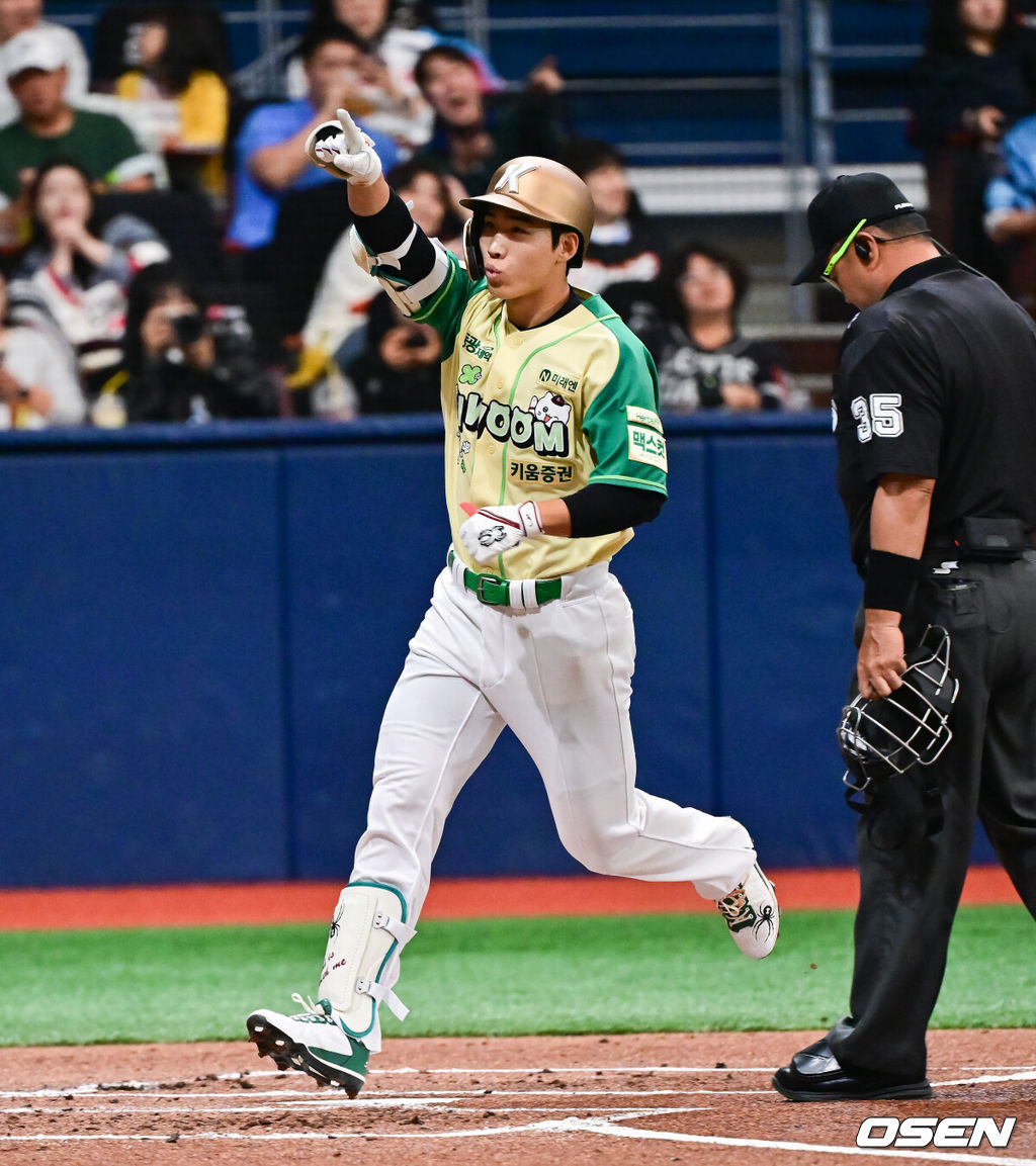 12일 서울 고척스카이돔에서 ‘2026 신한은행 SOL Bank KBO리그’ 키움 히어로즈와 롯데 자이언츠의 경기가 열렸다.이날 키움은 안우진을, 롯데는 박세웅을 선발투수로 내세웠다. 1회말 키움 선두타자 이주형이 솔로홈런을 날린뒤 홈을 밟고 있다. 2026.04.12 / soul1014@osen.co.kr
