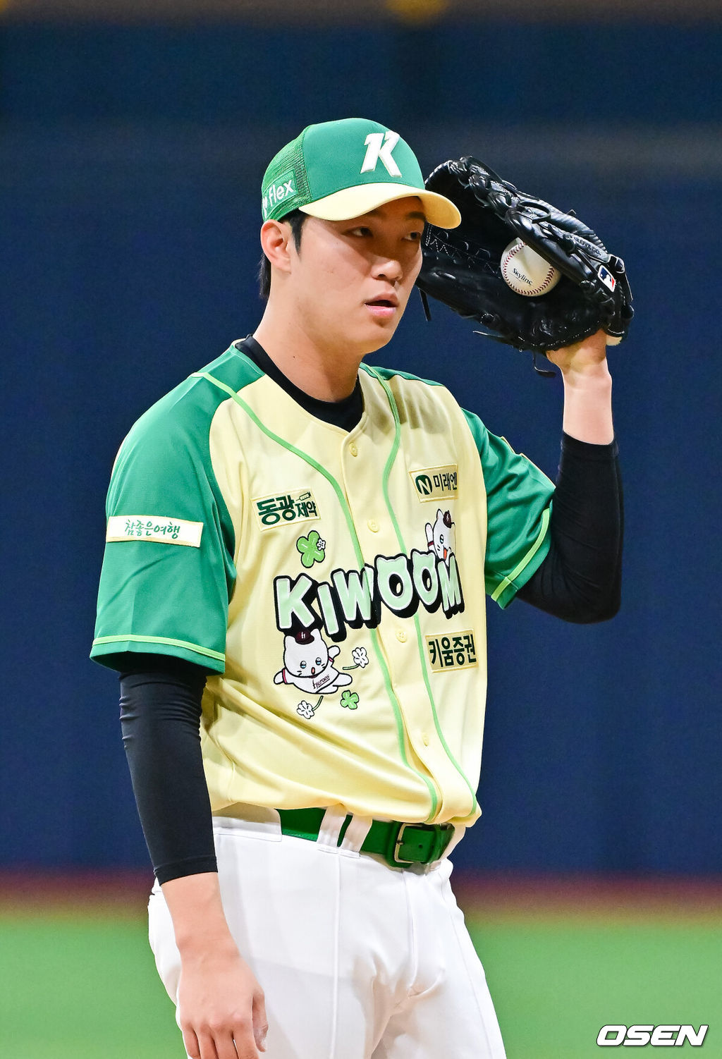 12일 서울 고척스카이돔에서 ‘2026 신한은행 SOL Bank KBO리그’ 키움 히어로즈와 롯데 자이언츠의 경기가 열렸다.이날 키움은 안우진을, 롯데는 박세웅을 선발투수로 내세웠다. 1회초 키움 선발투수 안우진이 투구 사인을 듣고 있다. 2026.04.12 / soul1014@osen.co.kr