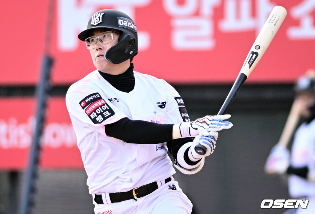 11일 경기도 수원 KT위즈파크에서 2026 신한 SOL KBO리그 KT 위즈와 두산 베어스의 경기가 열렸다.이날 KT는 소형준, 두산은 잭로그를 선발투수로 내세웠다.3회말 KT 선두타자 허경민이 안타를 날리고 있다. 2026.04.11 /cej@osen.co.kr