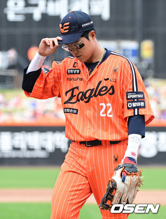 [OSEN=대전, 최규한 기자] 12일 대전 한화생명볼파크에서 ‘2026 신한 SOL KBO리그’ 한화 이글스와 KIA 타이거즈의 경기가 열렸다.홈팀 한화는 잭 쿠싱, 방문팀 KIA는 애덤 올러를 선발로 내세웠다. 6회초 1사 2루 상황 KIA 박재현의 내야 땅볼 때 포구 실책과 송구 실책을 연이어 범한 한화 1루수 채은성이 교체되고 있다. 2026.04.12 / dreamer@osen.co.kr