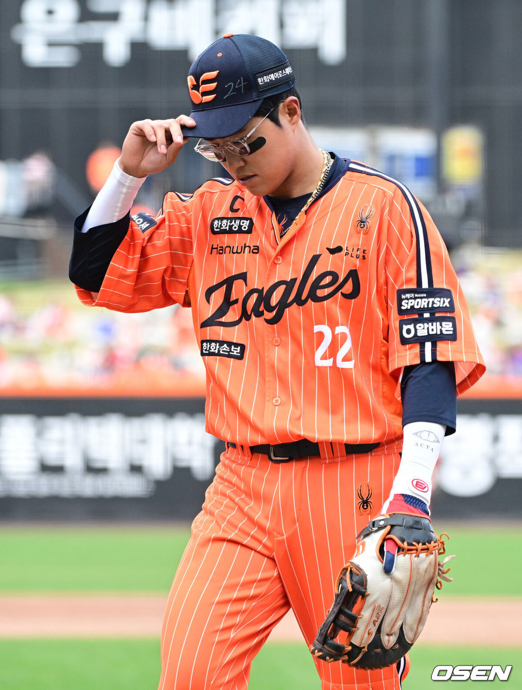 12일 대전 한화생명볼파크에서 ‘2026 신한 SOL KBO리그’ 한화 이글스와 KIA 타이거즈의 경기가 열렸다.홈팀 한화는 잭 쿠싱, 방문팀 KIA는 애덤 올러를 선발로 내세웠다. 6회초 1사 2루 상황 KIA 박재현의 내야 땅볼 때 포구 실책과 송구 실책을 연이어 범한 한화 1루수 채은성이 교체되고 있다. 2026.04.12 / dreamer@osen.co.kr