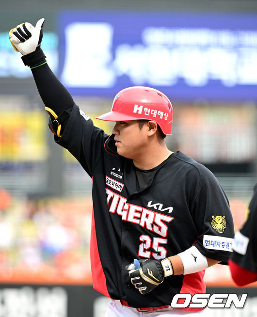 [OSEN=대전, 최규한 기자] 12일 대전 한화생명볼파크에서 ‘2026 신한 SOL KBO리그’ 한화 이글스와 KIA 타이거즈의 경기가 열렸다.홈팀 한화는 잭 쿠싱, 방문팀 KIA는 애덤 올러를 선발로 내세웠다. 4회초 무사 1루 상황 KIA 한준수가 안타를 날리고 1루에 안착해 기뻐하고 있다. 2026.04.12 / dreamer@osen.co.kr
