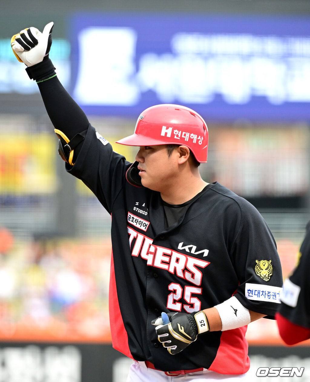 12일 대전 한화생명볼파크에서 ‘2026 신한 SOL KBO리그’ 한화 이글스와 KIA 타이거즈의 경기가 열렸다.홈팀 한화는 잭 쿠싱, 방문팀 KIA는 애덤 올러를 선발로 내세웠다. 4회초 무사 1루 상황 KIA 한준수가 안타를 날리고 1루에 안착해 기뻐하고 있다. 2026.04.12 / dreamer@osen.co.kr